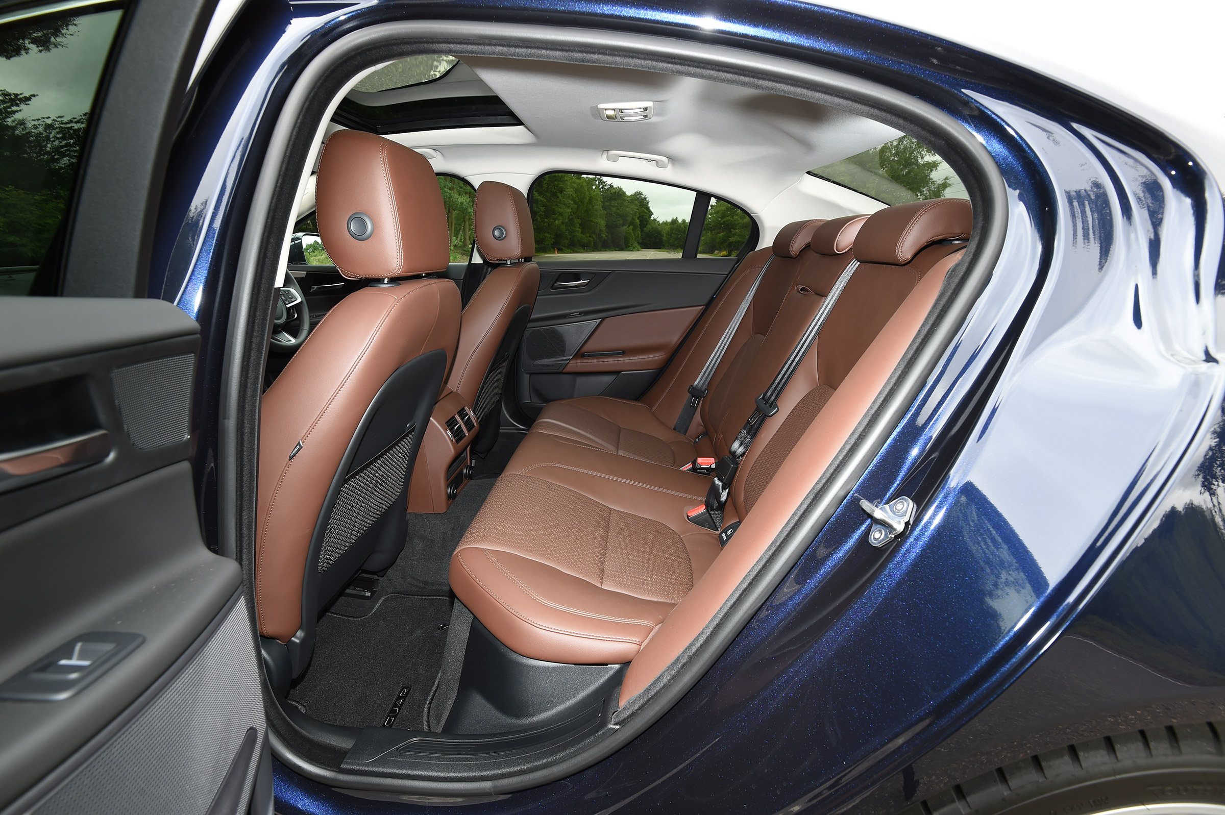 Jaguar XE 200PS - rear seats