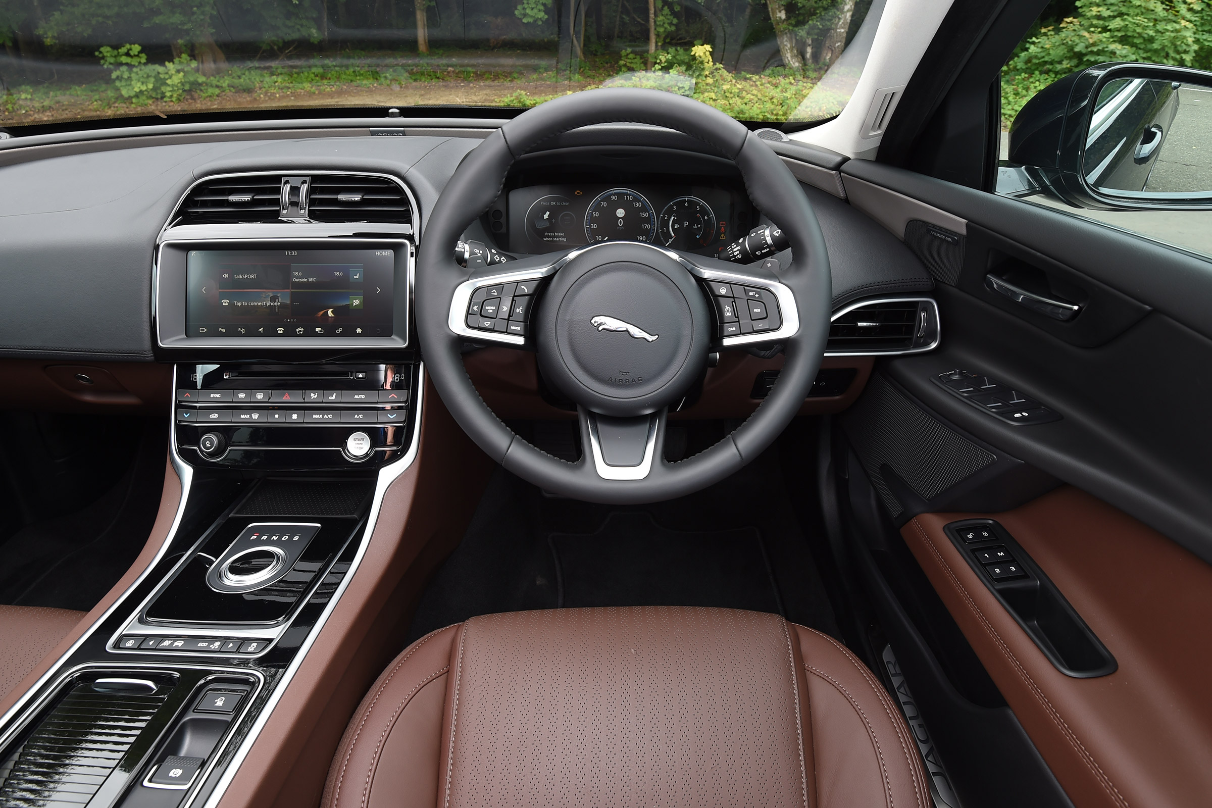 Jaguar XE 200PS - dash