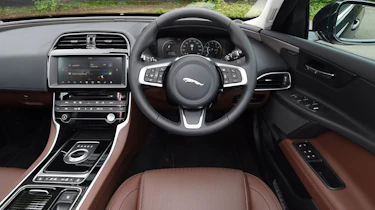 Jaguar XE 200PS - dash
