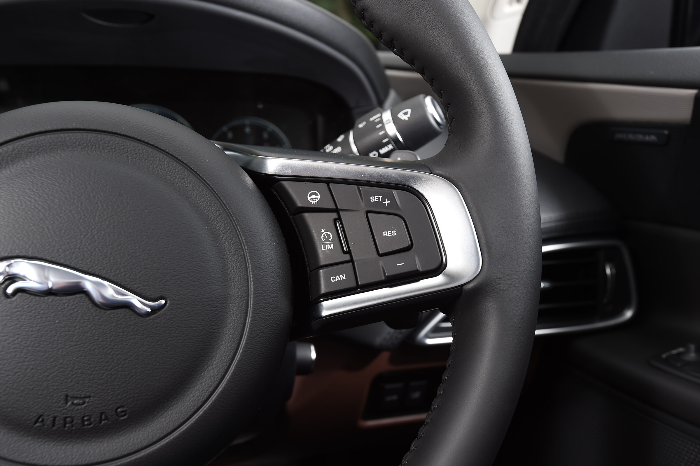 Jaguar XE 200PS - steering wheel detail