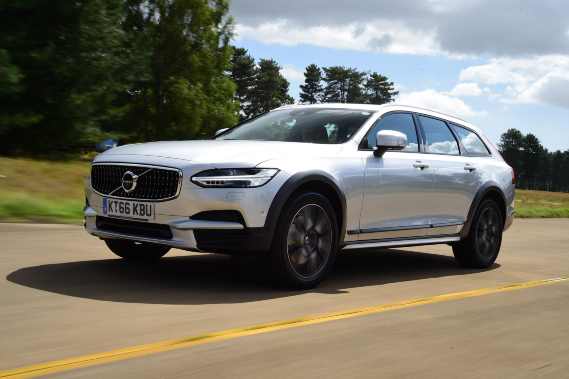 Volvo V90 Cross Country - front left