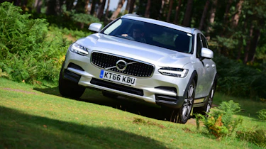 Volvo V90 Cross Country - grass front