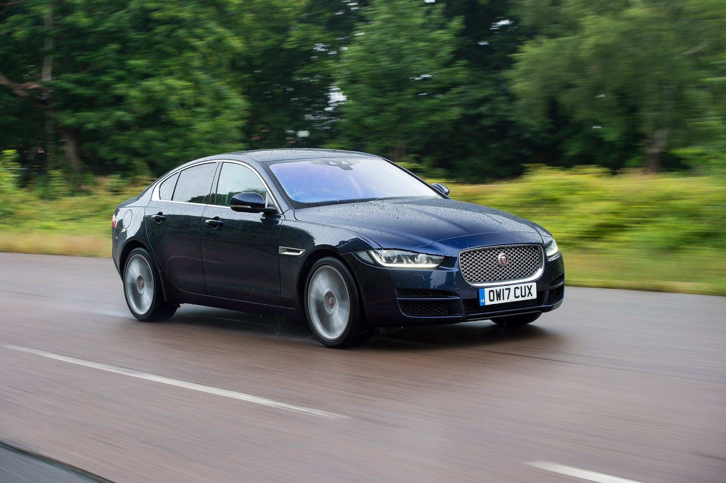 Jaguar XE 200PS - front action