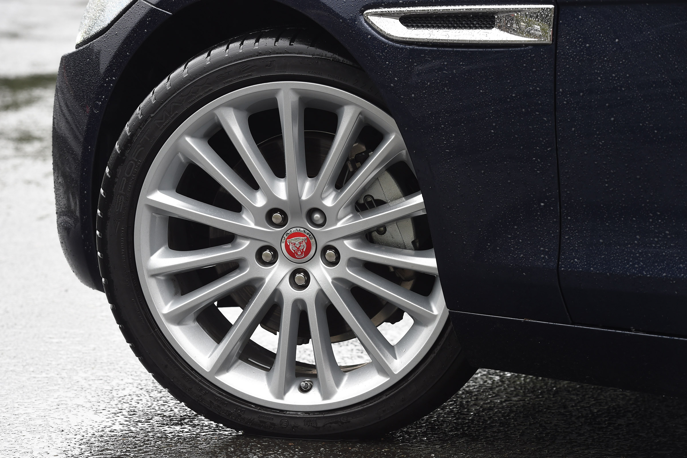 Jaguar XE 200PS - wheel