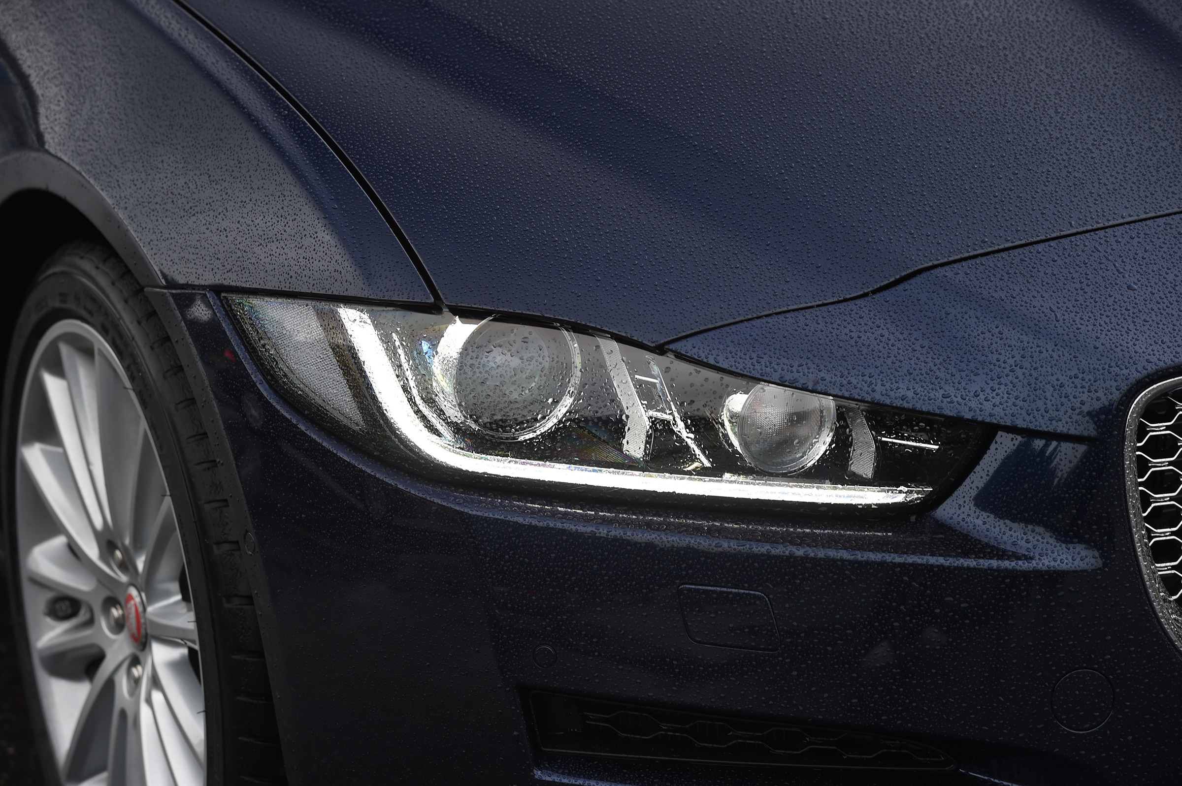 Jaguar XE 200PS - front light