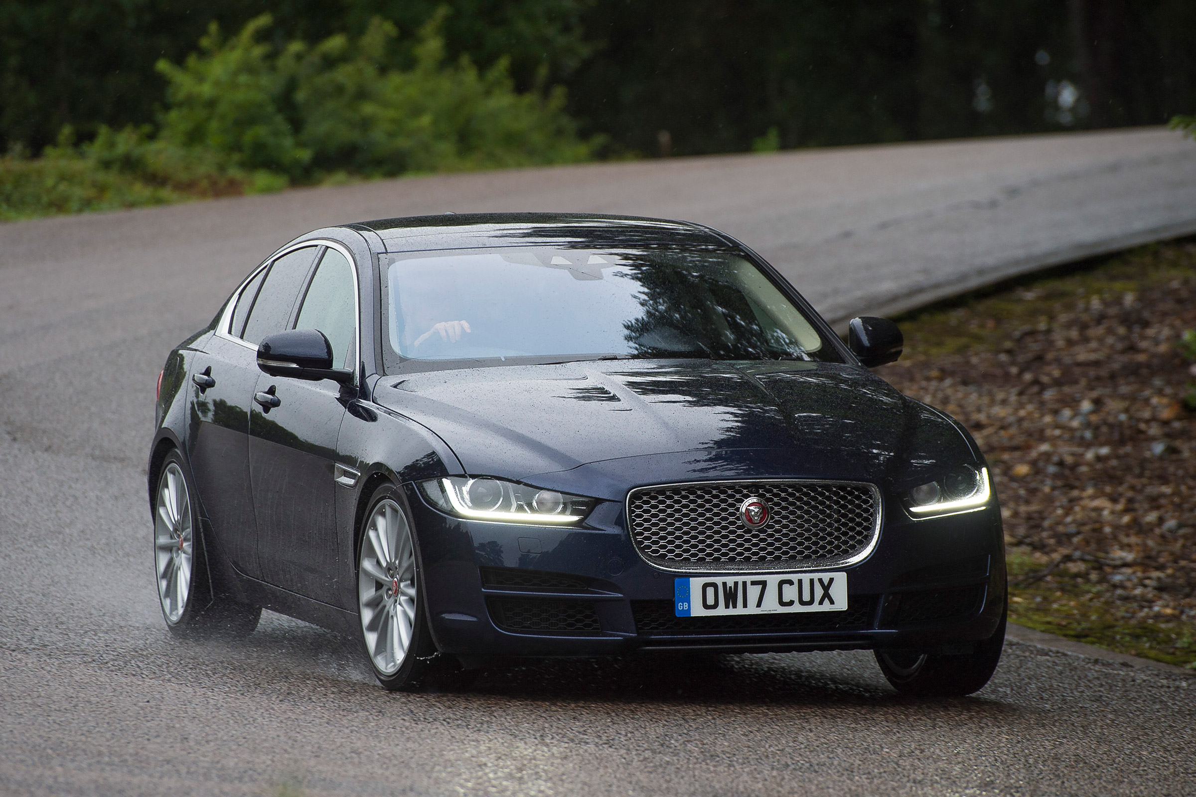 Jaguar XE 200PS - front cornering