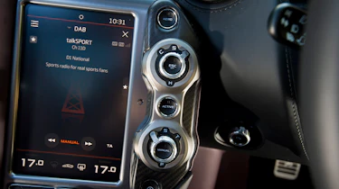 McLaren 720S - infotainment