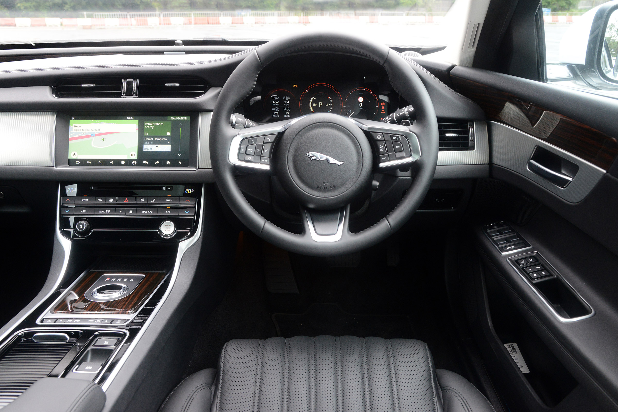 Jaguar XF 25d - dash