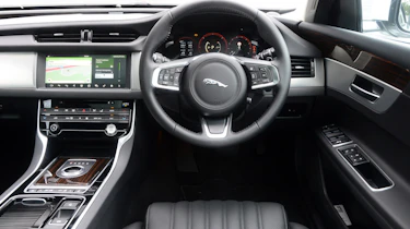 Jaguar XF 25d - dash