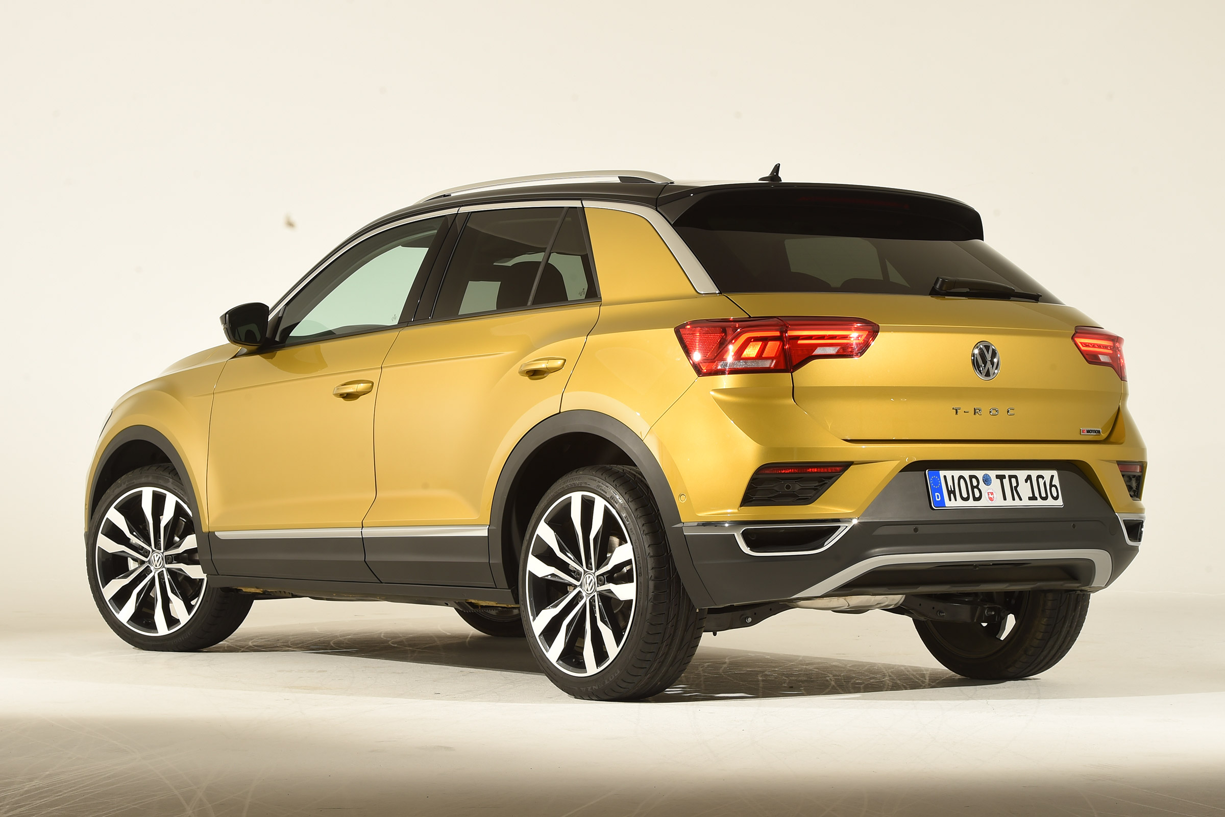 Volkswagen T-ROC - studio rear