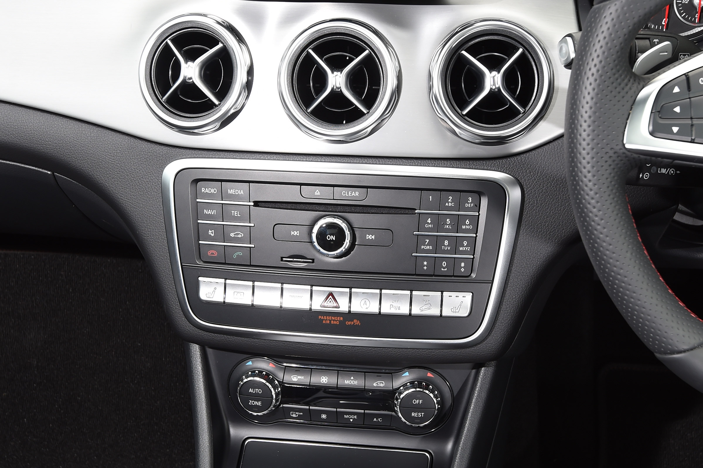 Mercedes GLA facelift - centre console