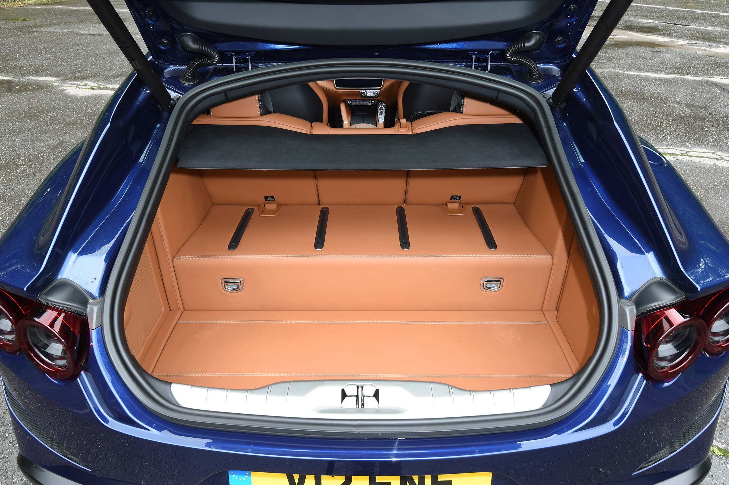Ferrari GTC4 Lusso - boot