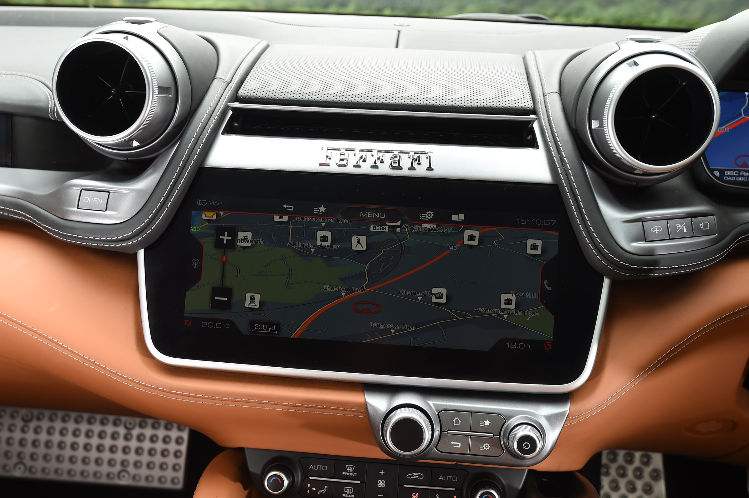Ferrari GTC4 Lusso - sat-nav