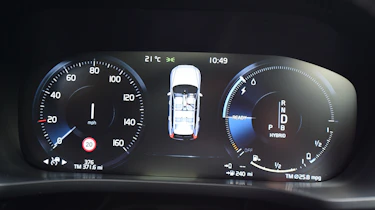 Volvo XC60 T8 - dials