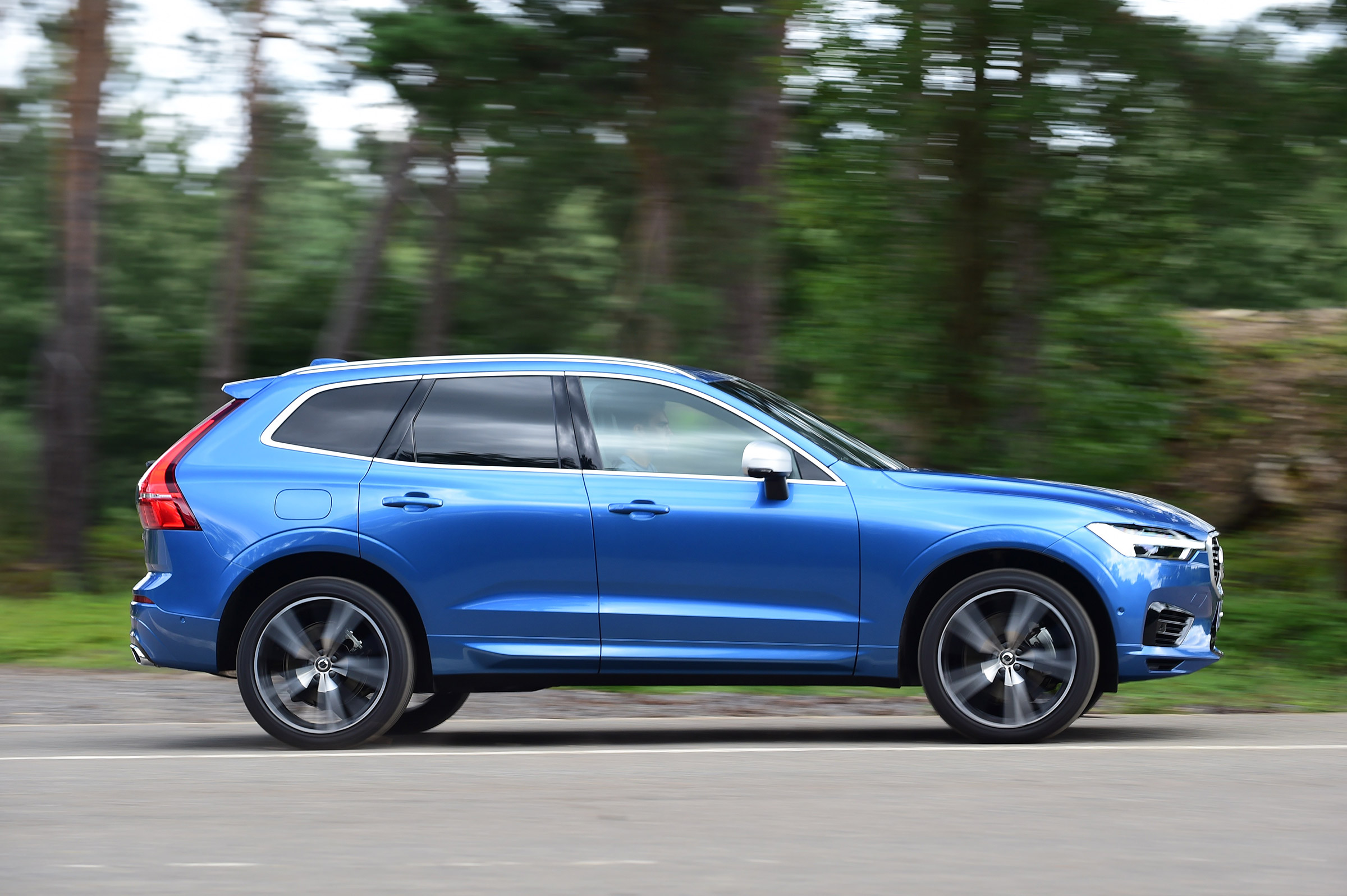 Volvo XC60 T8 - side