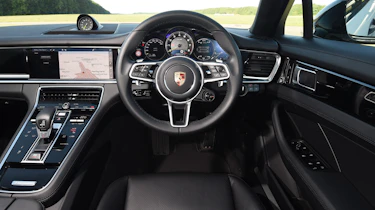 Porsche Panamera 4 E-Hybrid - dash