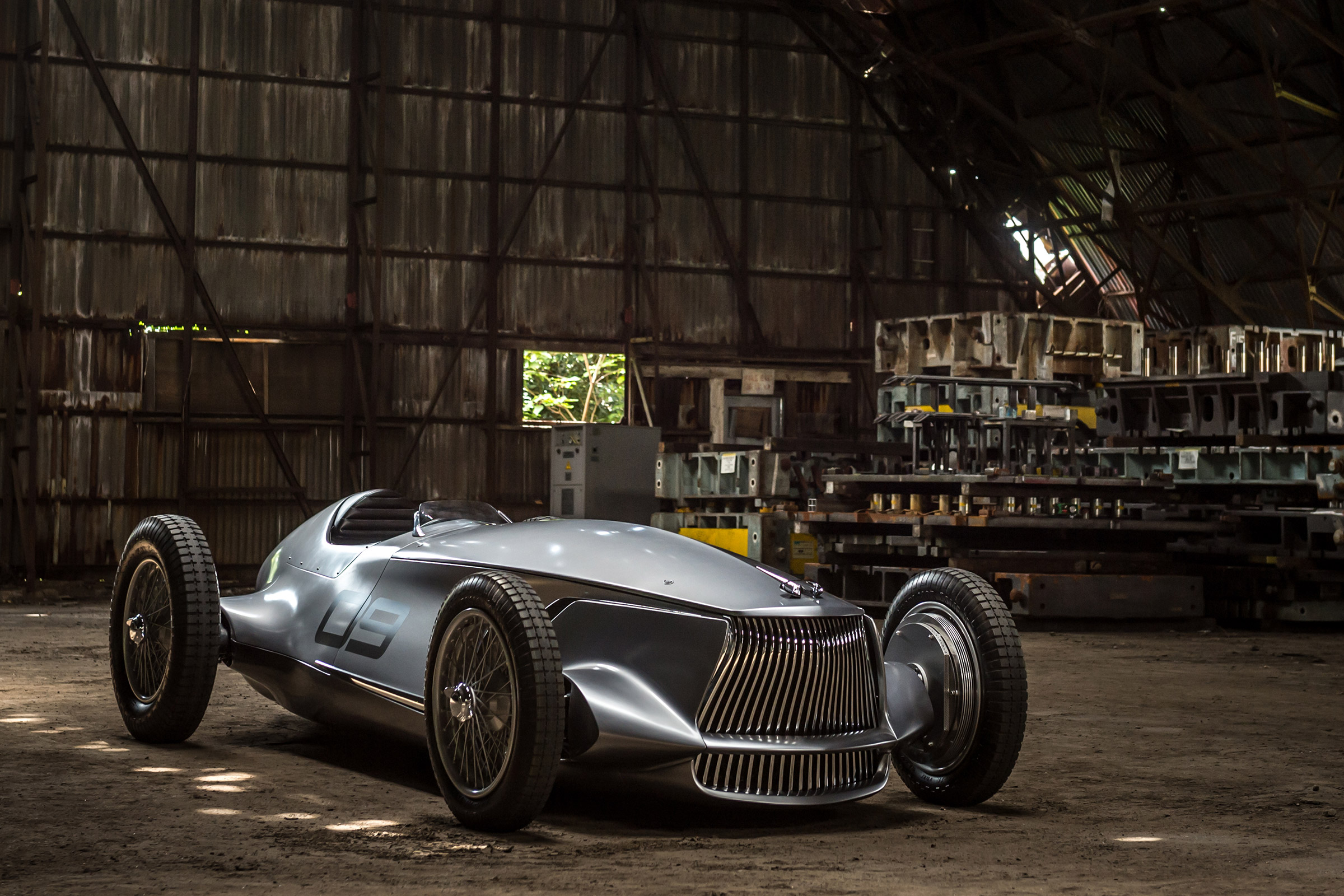 Infiniti Prototype 9 - front garage