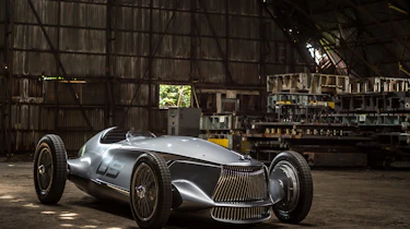 Infiniti Prototype 9 - front garage