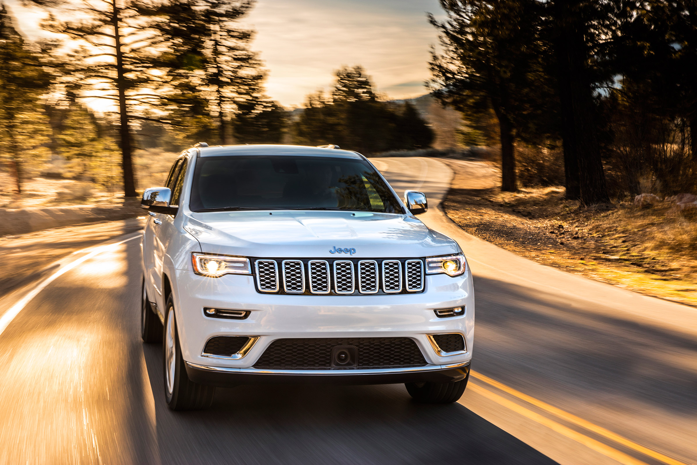 Jeep Grand Cherokee Summit - front action
