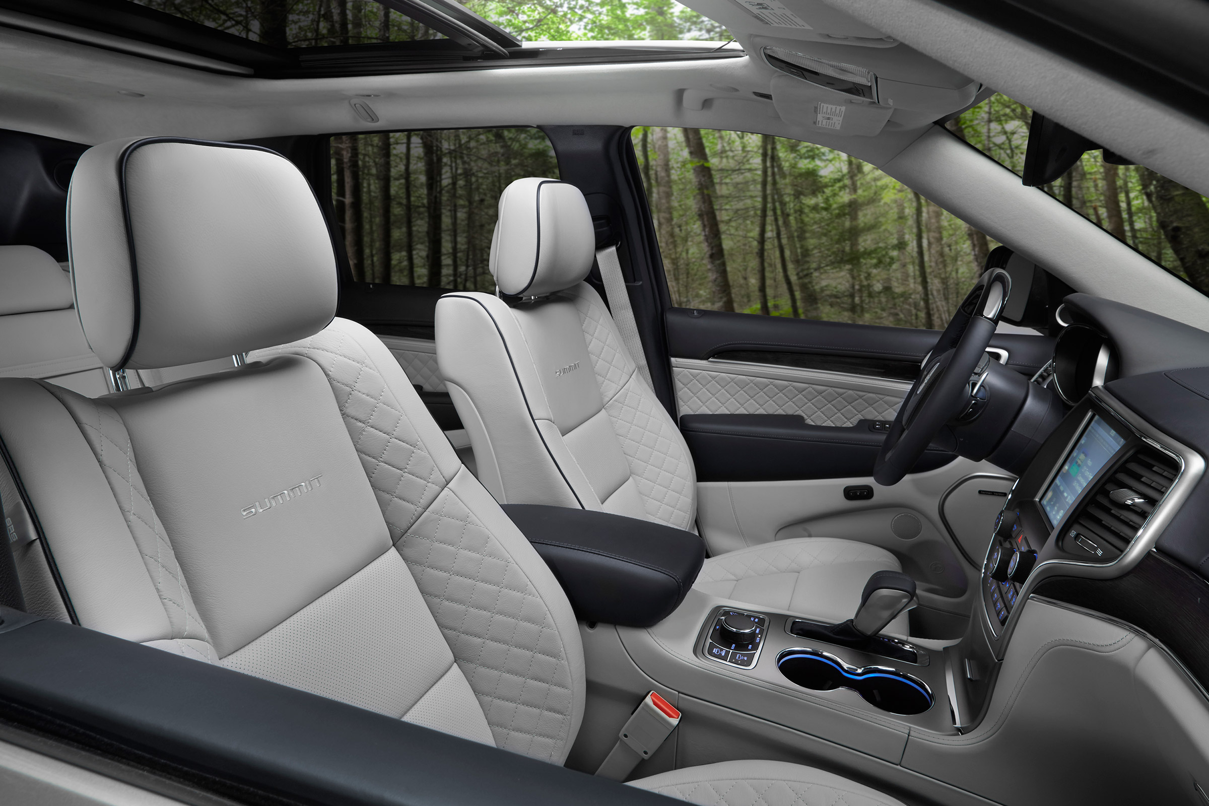 Jeep Grand Cherokee Summit - interior