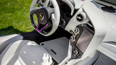 McLaren 720 MSO Fux Fuchsia - dash