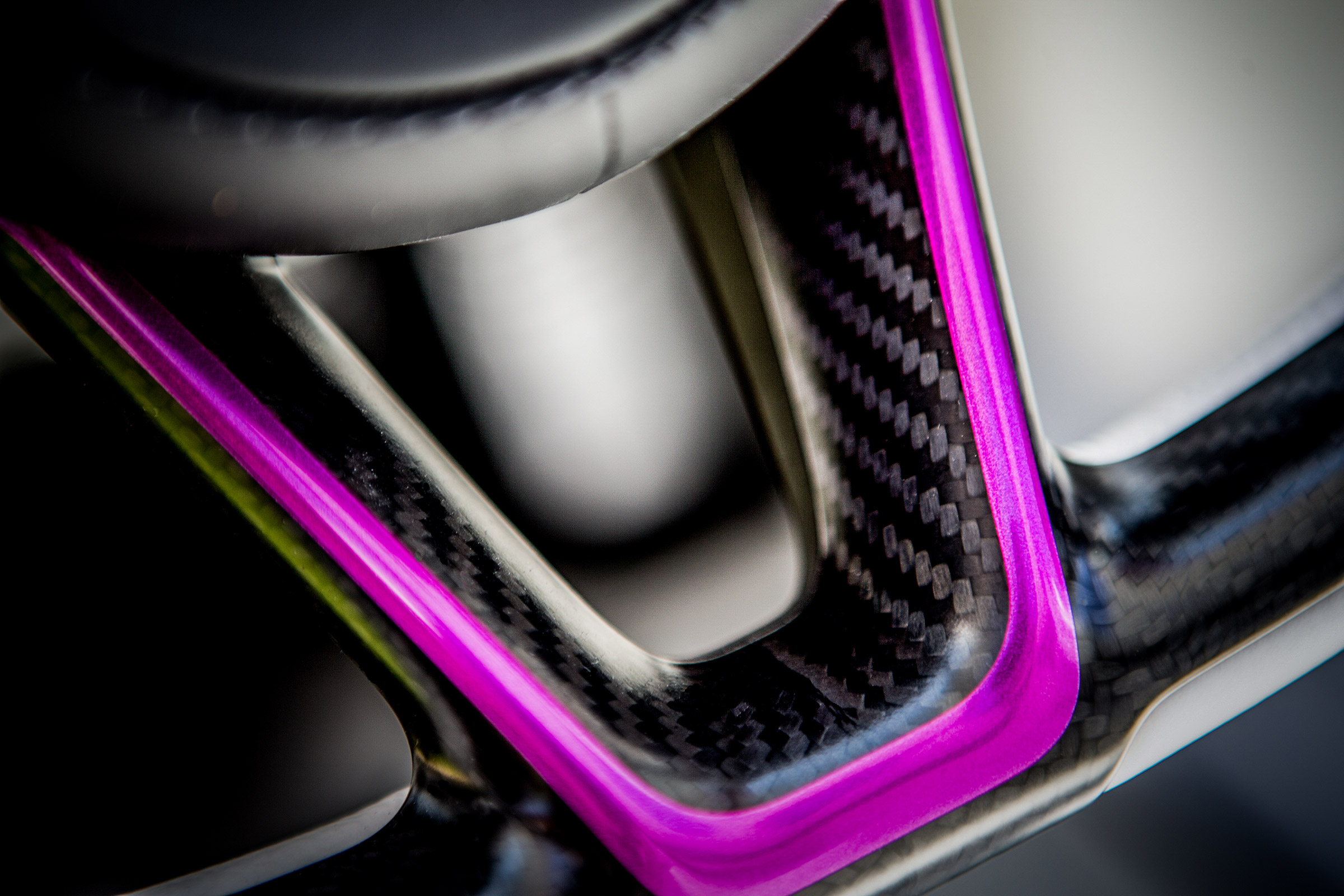 McLaren 720 MSO Fux Fuchsia - steering wheel detail