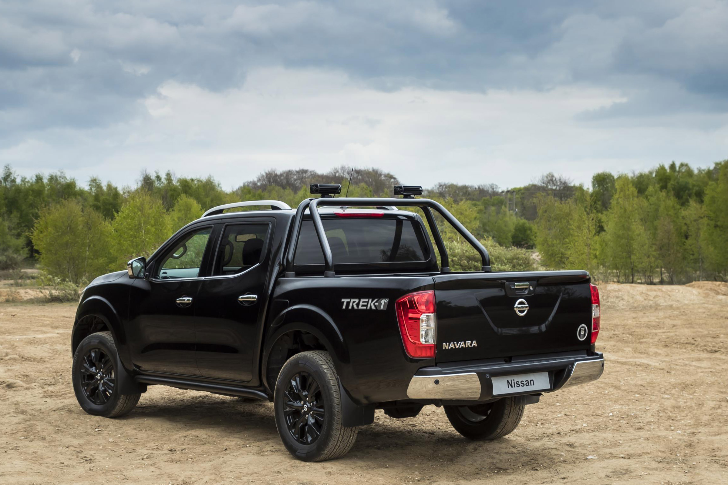 Nissan Navara Trek -1 rear quarter