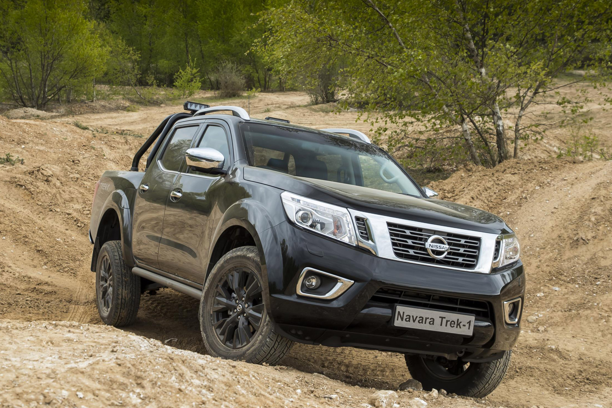 Nissan Navara Trek -1 front quarter