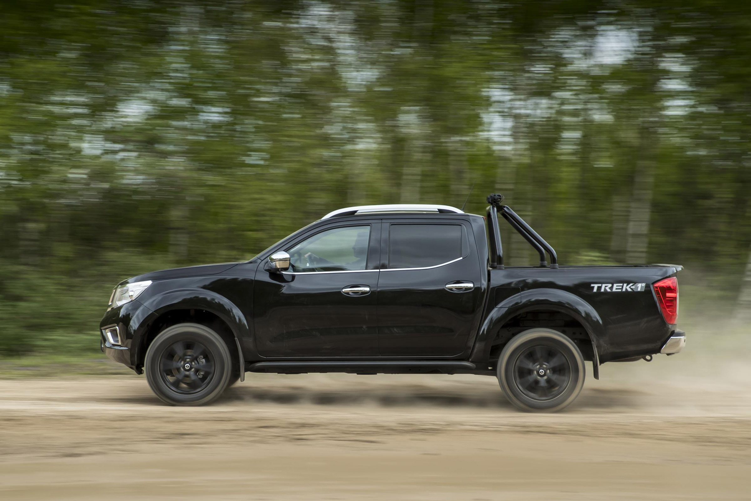 Nissan Navara Trek -1 side profile