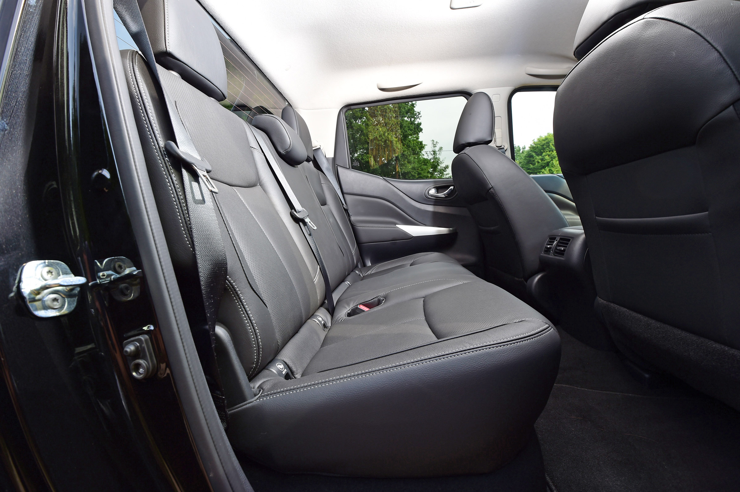 Nissan Navara Trek-1° 2017 rear seats