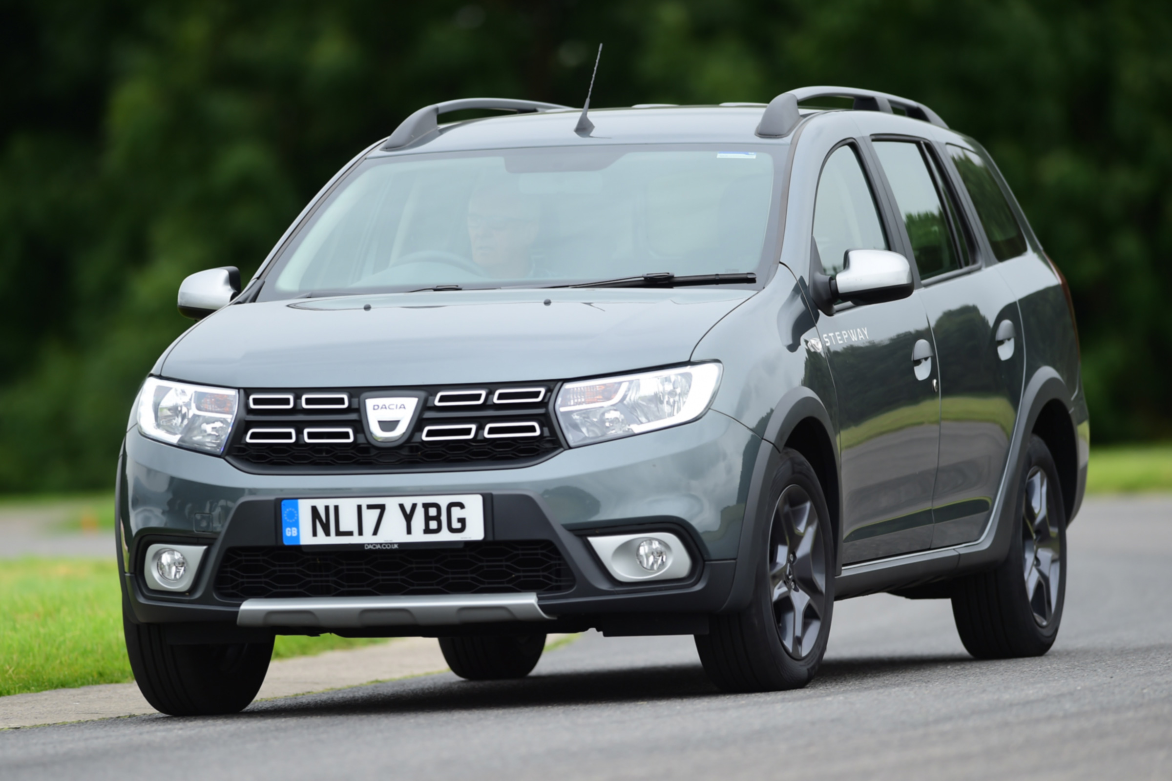 Triple test - Logan MCV Stepway - front action