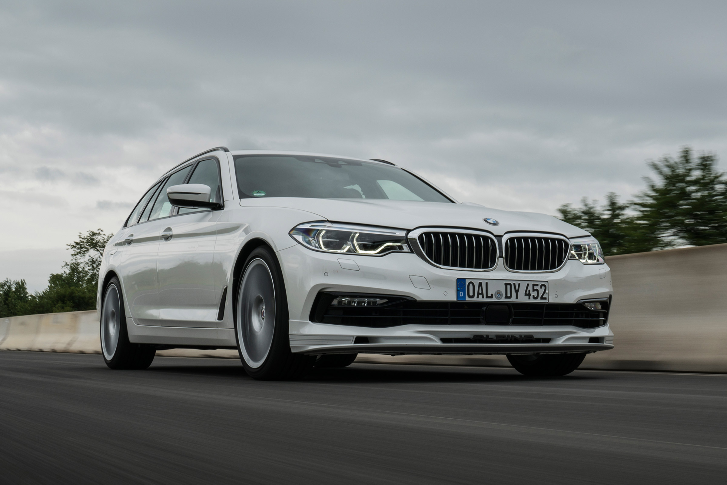 BMW Alpina D5 S Touring - front action