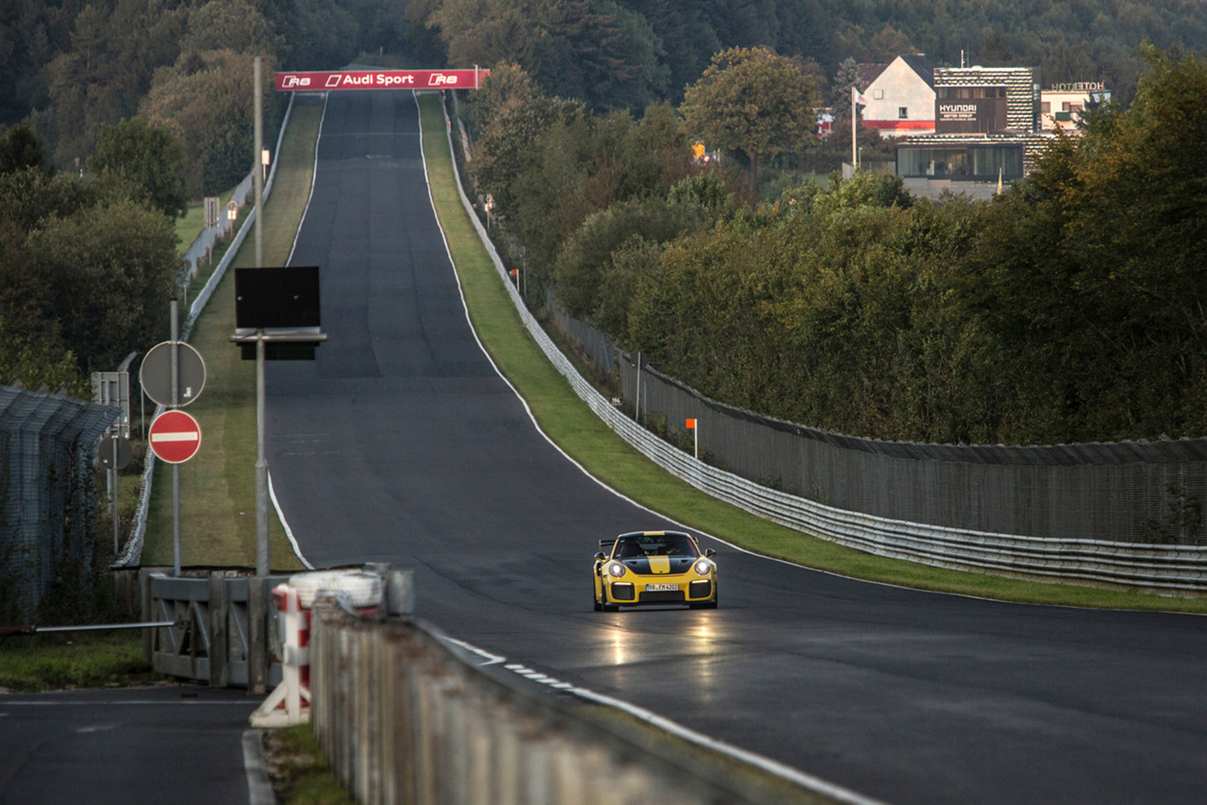 Porsche 911 GT2 RS Nurburgring record - straight