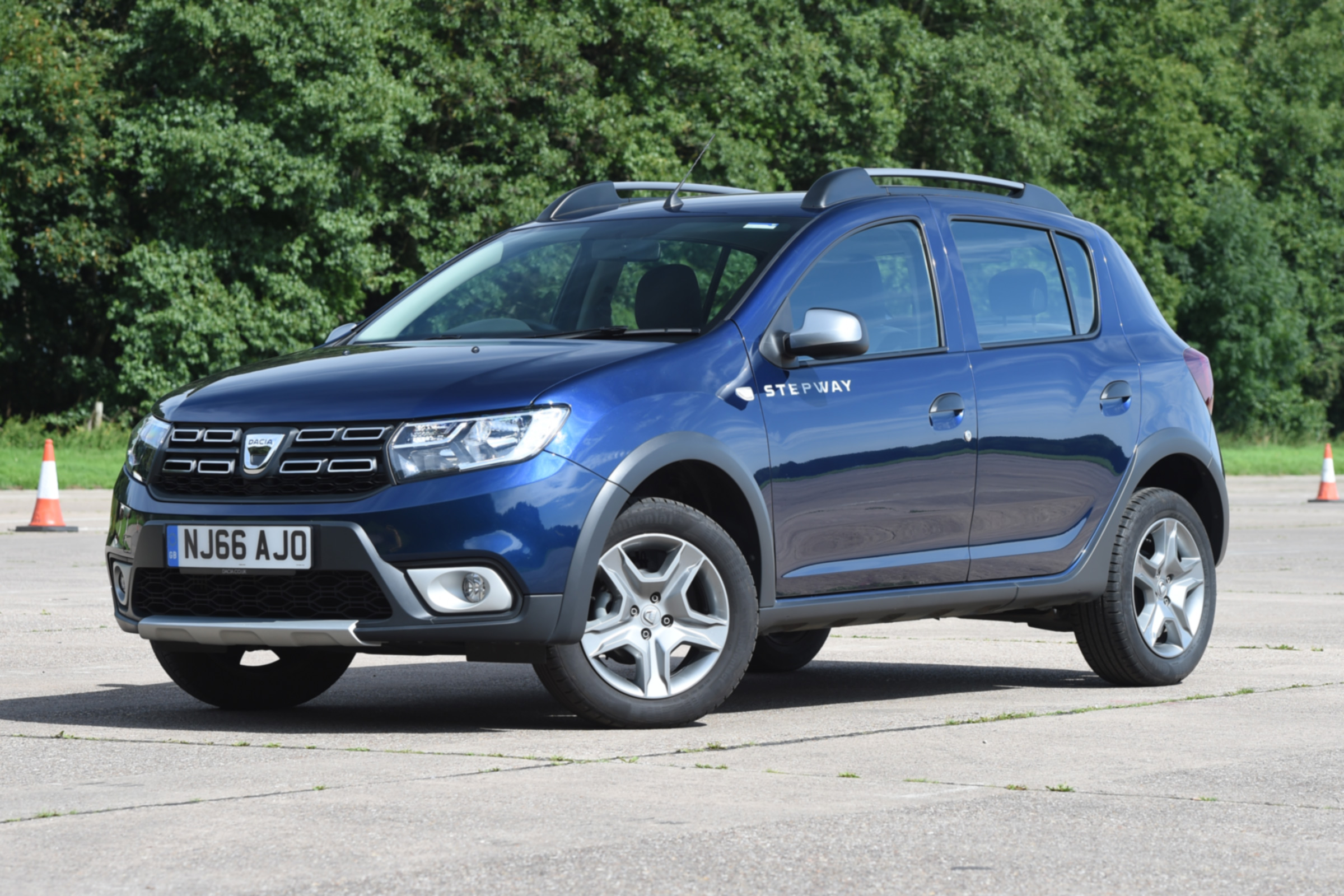 Dacia Sandero Stepway - parked front