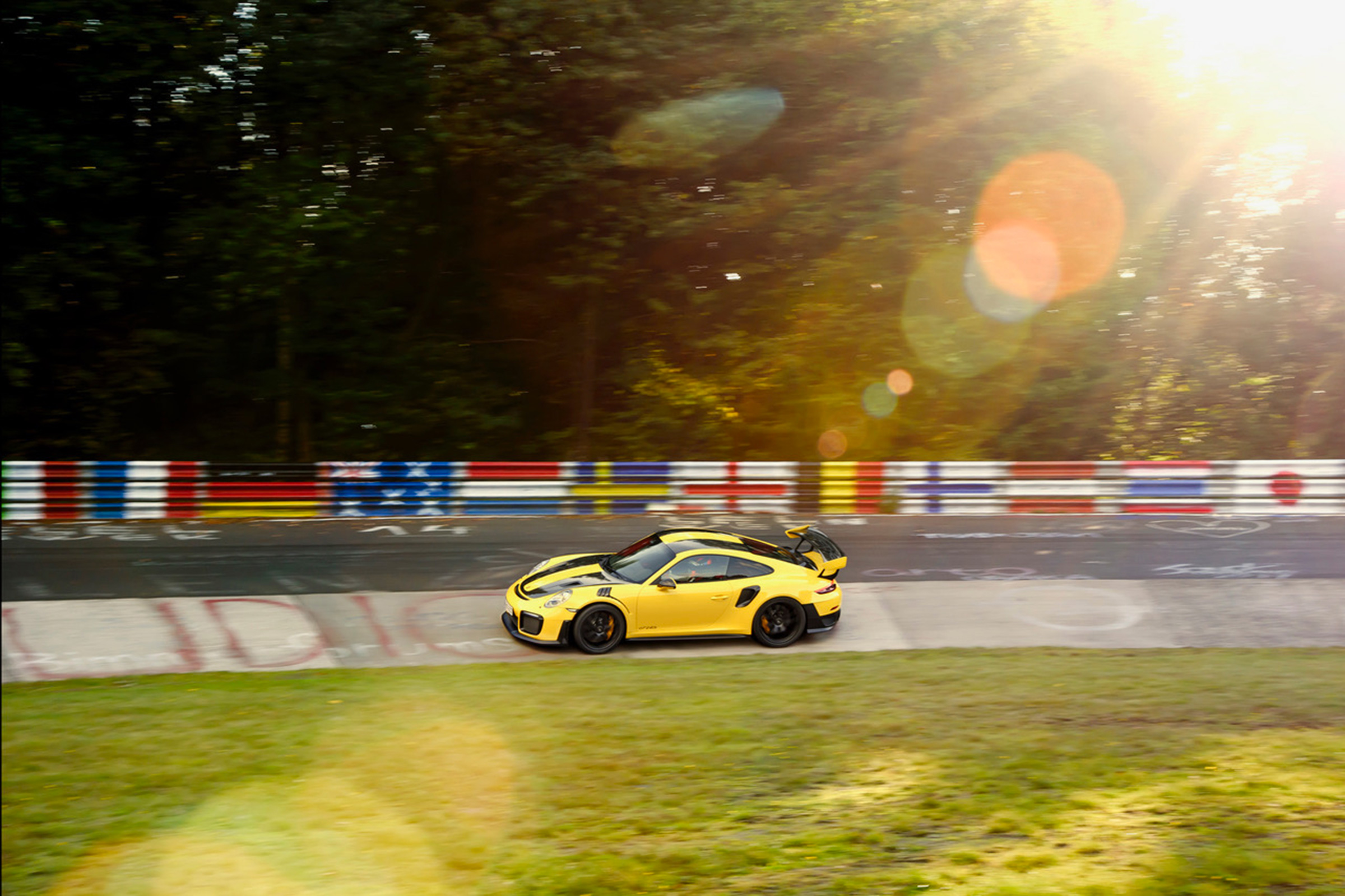 Porsche 911 GT2 RS Nurburgring record - Karusell