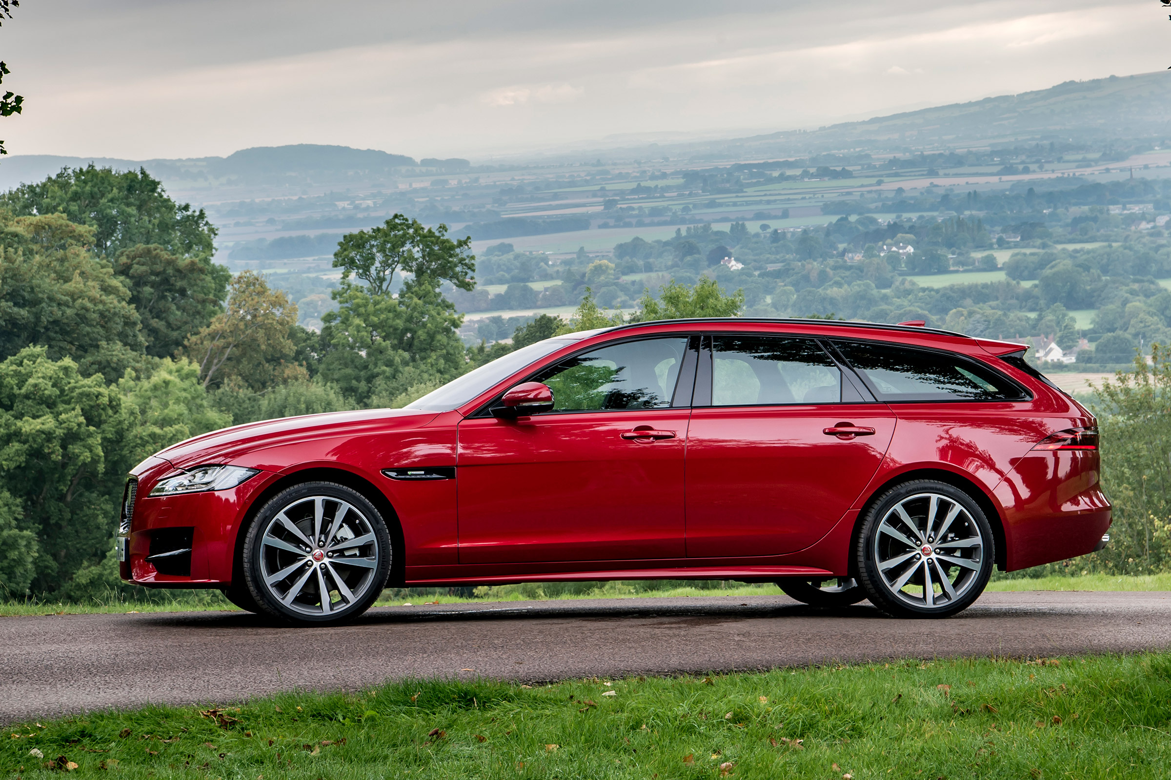 Jaguar XF Sportbrake - side static