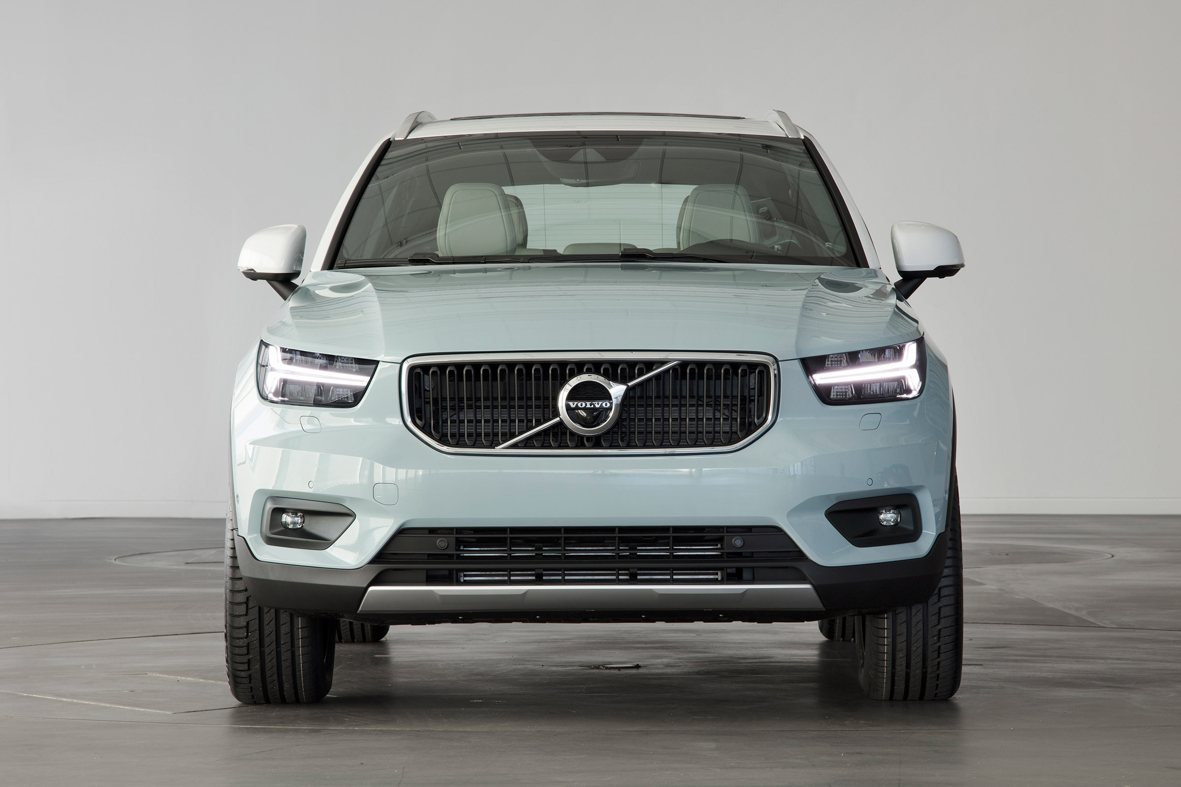 Volvo XC40 - Amazon Blue full front