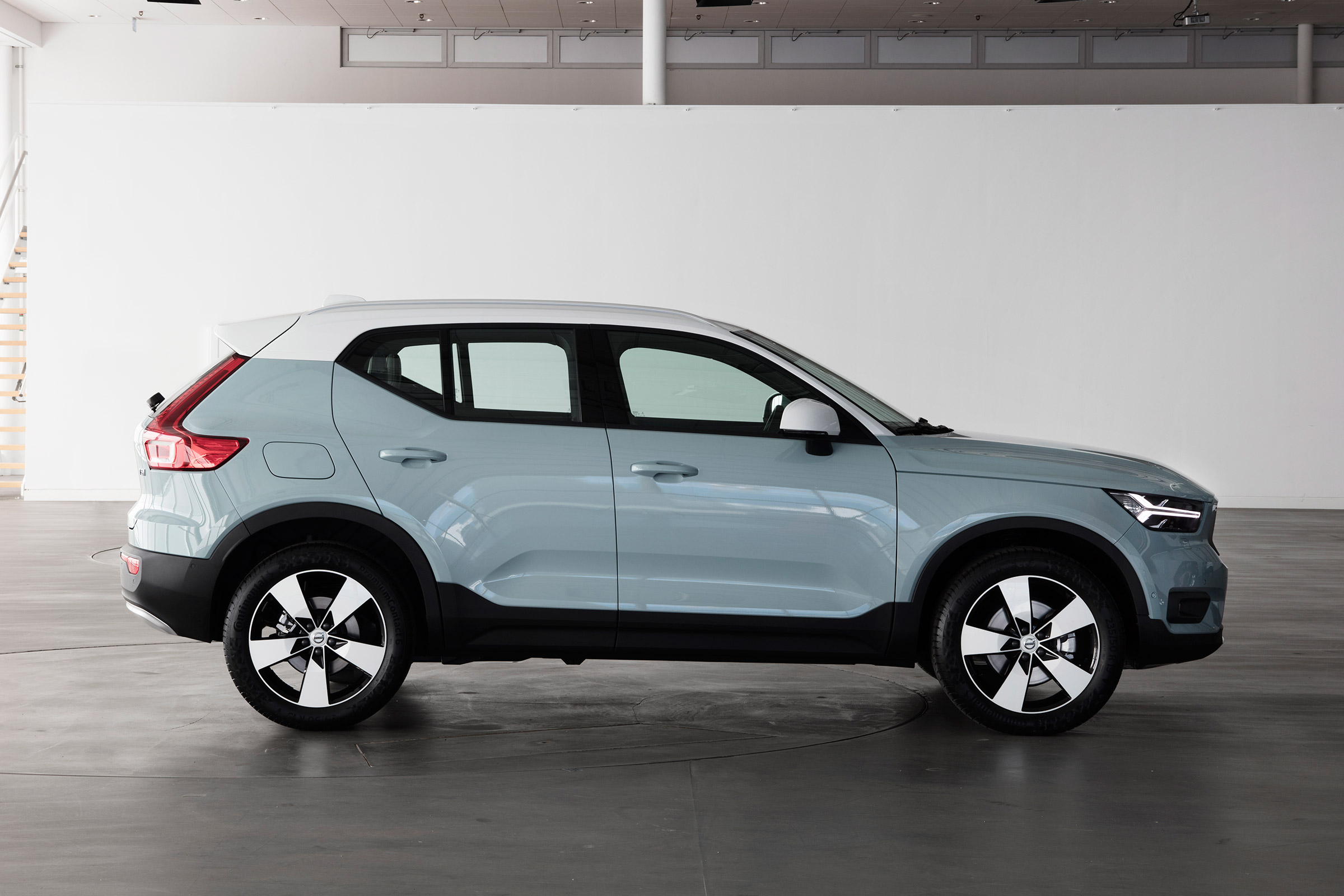 Volvo XC40 - Amazon Blue side