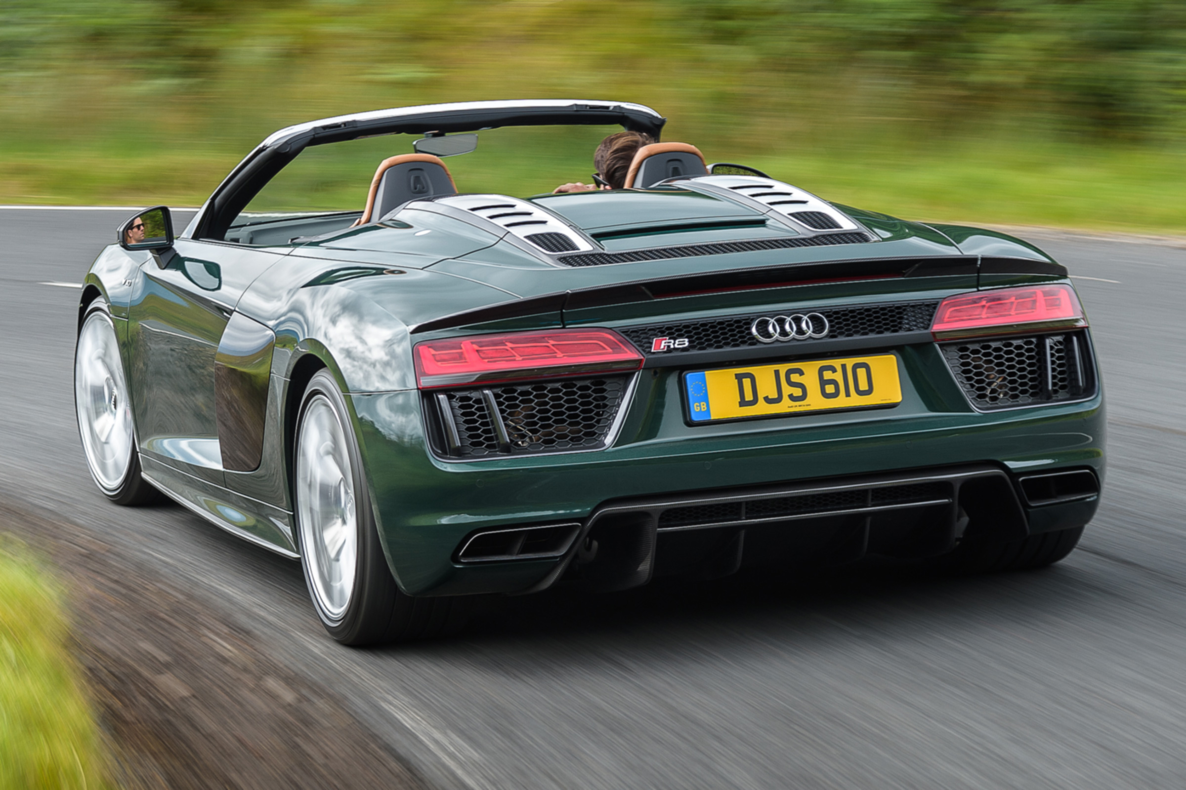 Audi R8 Spyder V10 plus - rear quarter action