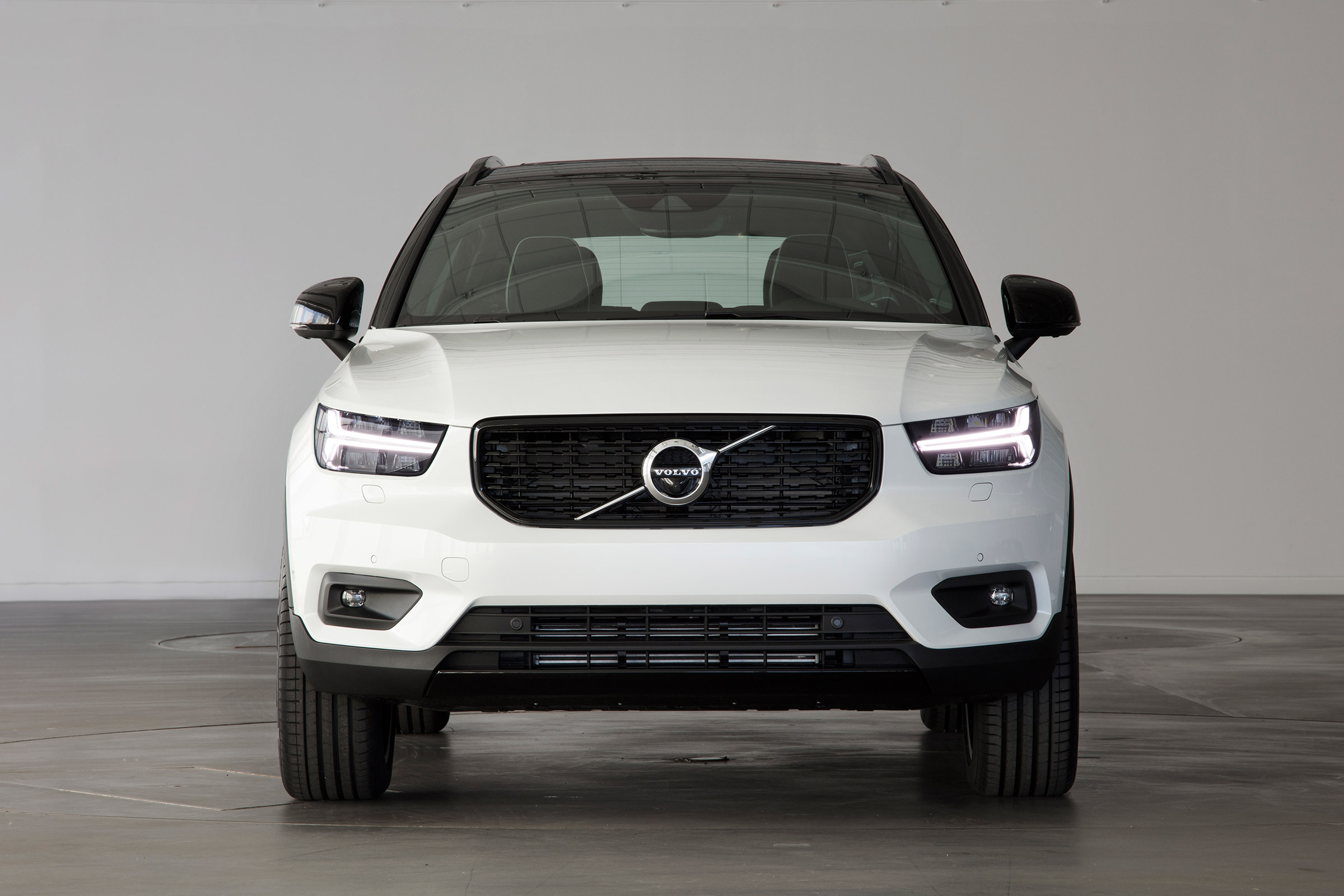Volvo XC40 - Crystal White full front