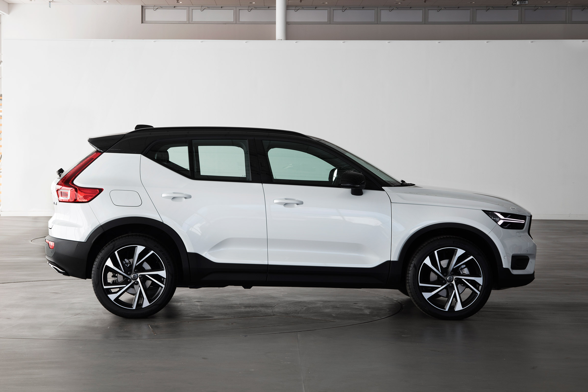 Volvo XC40 - Crystal White side