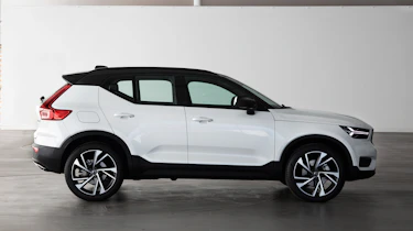 Volvo XC40 - Crystal White side