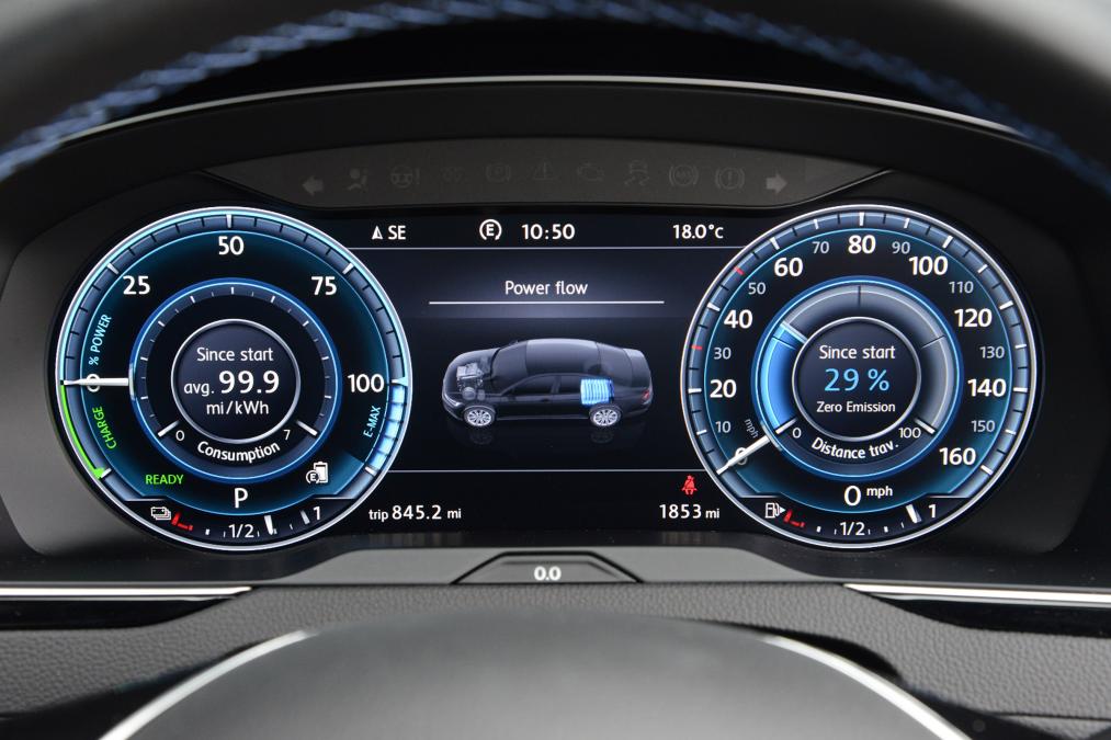 Volkswagen Passat GTE - dials