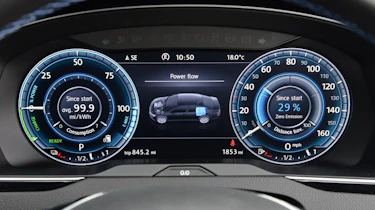 Volkswagen Passat GTE - dials