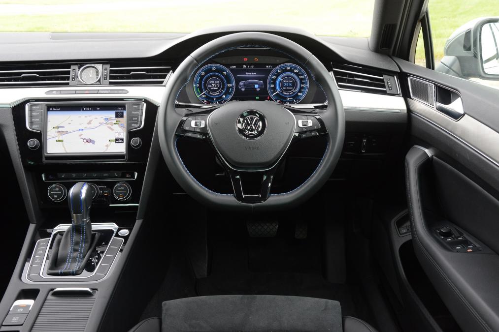 Volkswagen Passat GTE - dash