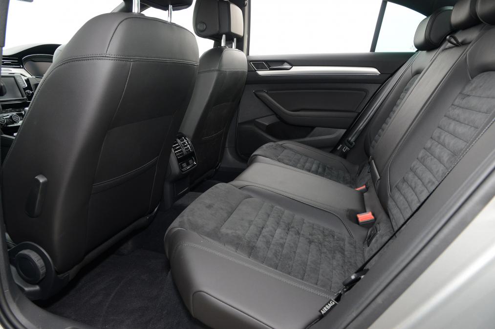 Volkswagen Passat GTE - rear seats