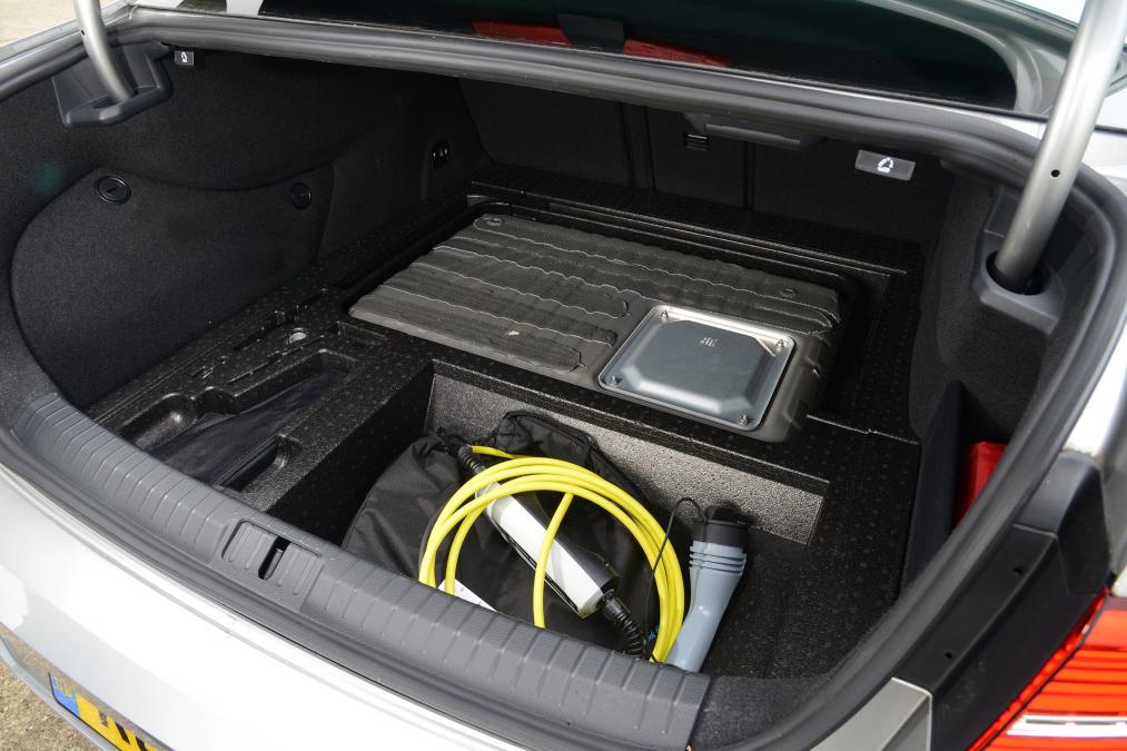 Volkswagen Passat GTE - boot equipment