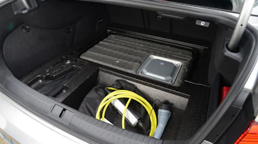 Volkswagen Passat GTE - boot equipment