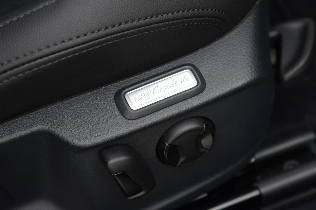 Volkswagen Passat GTE - seat detail
