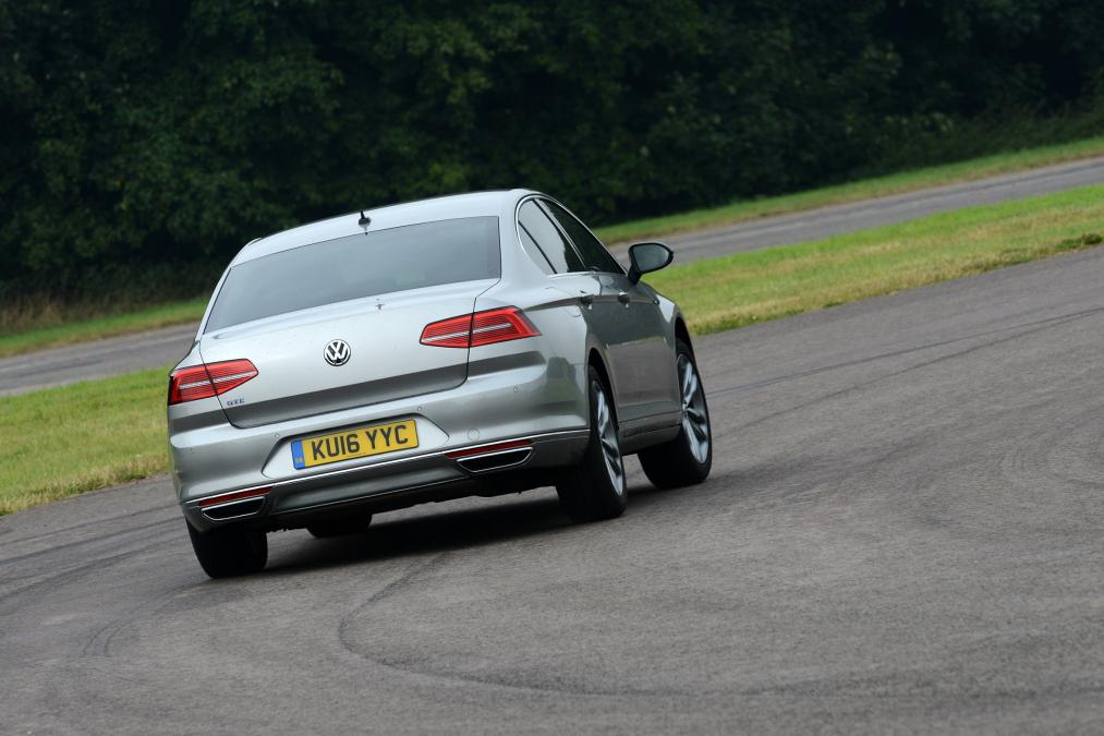 Volkswagen Passat GTE - rear cornering